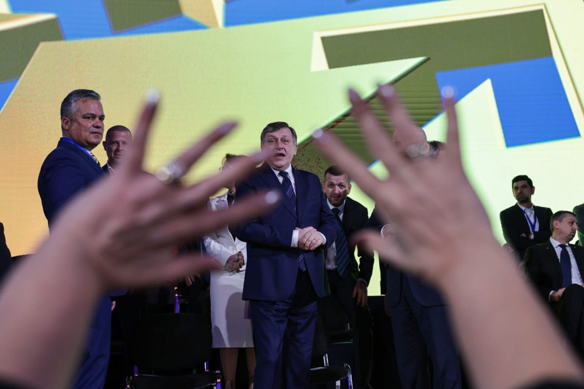 Crin Antonescu e oficial și candidatul PNL la alegerile prezidențiale din 2025