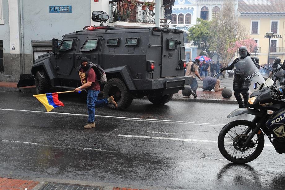 Proteste violente în Ecuador. Președintele a declarat stare de urgență