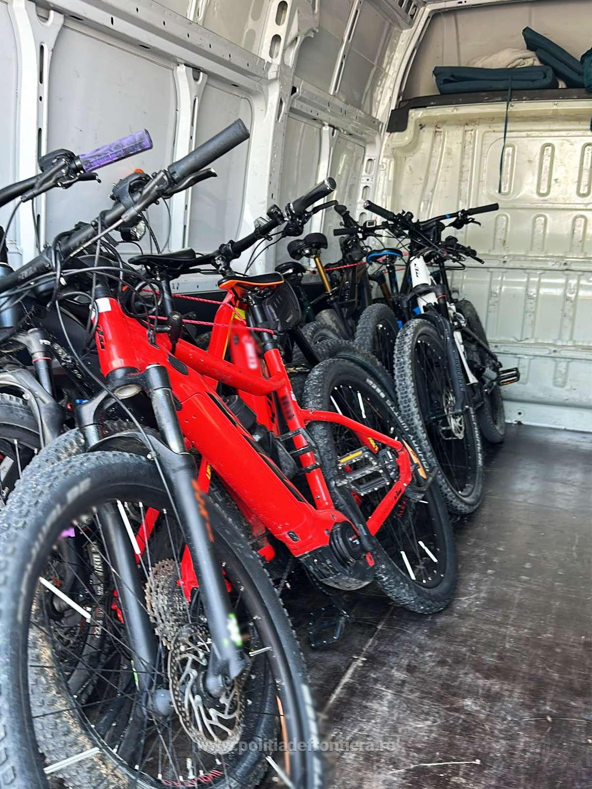 Un român transporta opt biciclete electrice în valoare de 20.000 de euro, căutate în Austria. Polițiștii i-au confiscat „marfa”