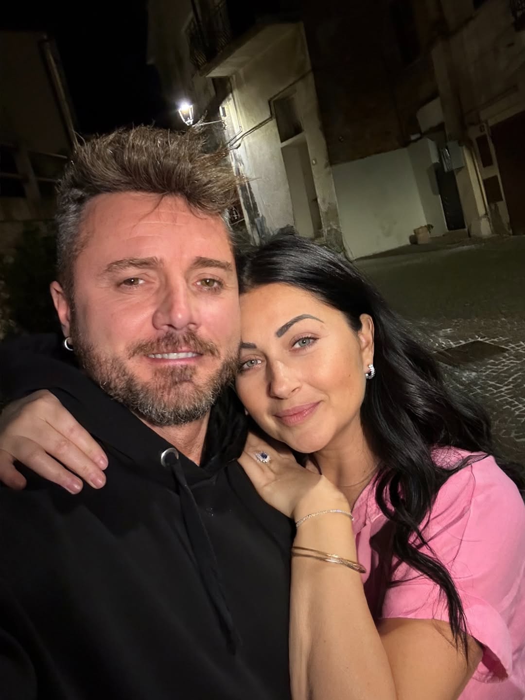 Imagini cu casa decorată de Crăciun a Gabrielei Cristea. A împodobit bradul cu decorațiuni turcoaz