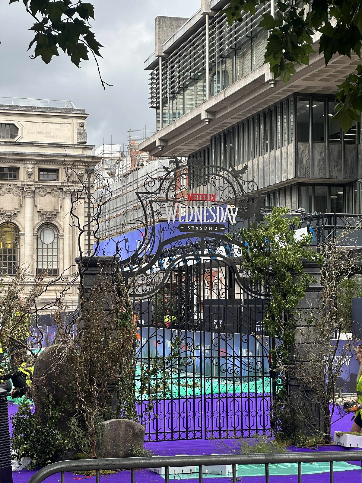 Imagini din centrul Londrei, unde a avut loc premiera serialului „Wednesday”, sezonul 2. Aici, pe covorul mov, au defilat Jenna Ortega și Catherine Zeta-Jones
