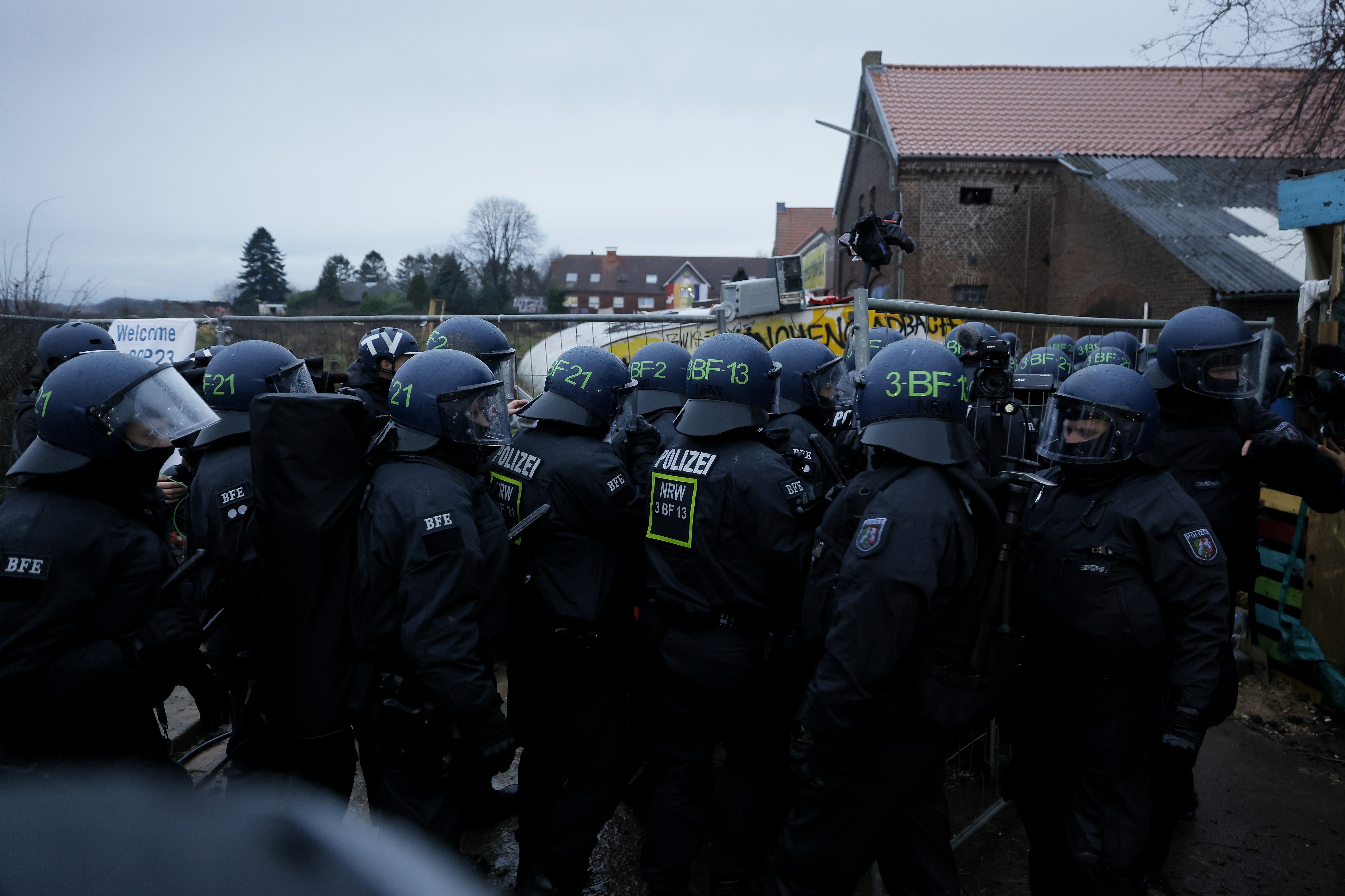 Confruntări între activiștii climatici care se opun extinderii unei exploatări de lignit și poliția care încearcă să-i evacueze, în Germania