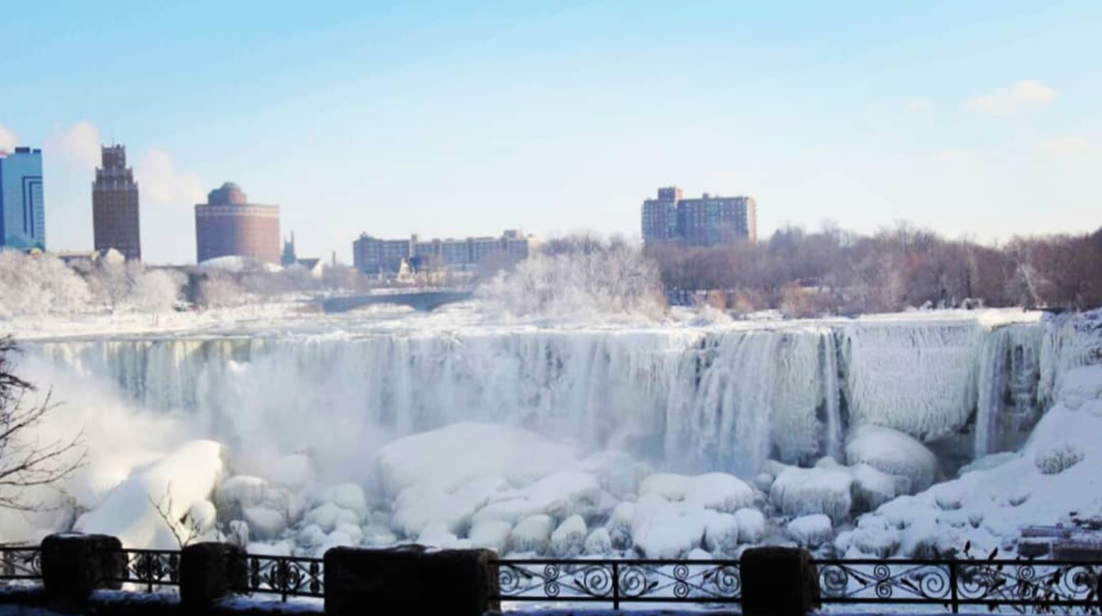 Imagini spectaculoase cu Cascada Niagara înghețată. Vizitatorii spun că ”e ca în castelul Elsei din Frozen”