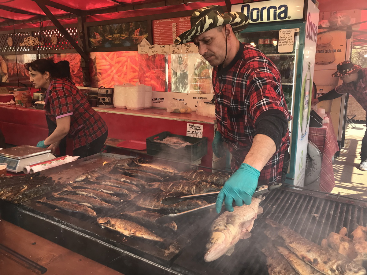 FOTO | Sfârâie grătarele! Peste 100 de sortimente de pește îi așteaptă pe gurmanzi la „Festivalul Pescăresc” din Parcul Național din București
