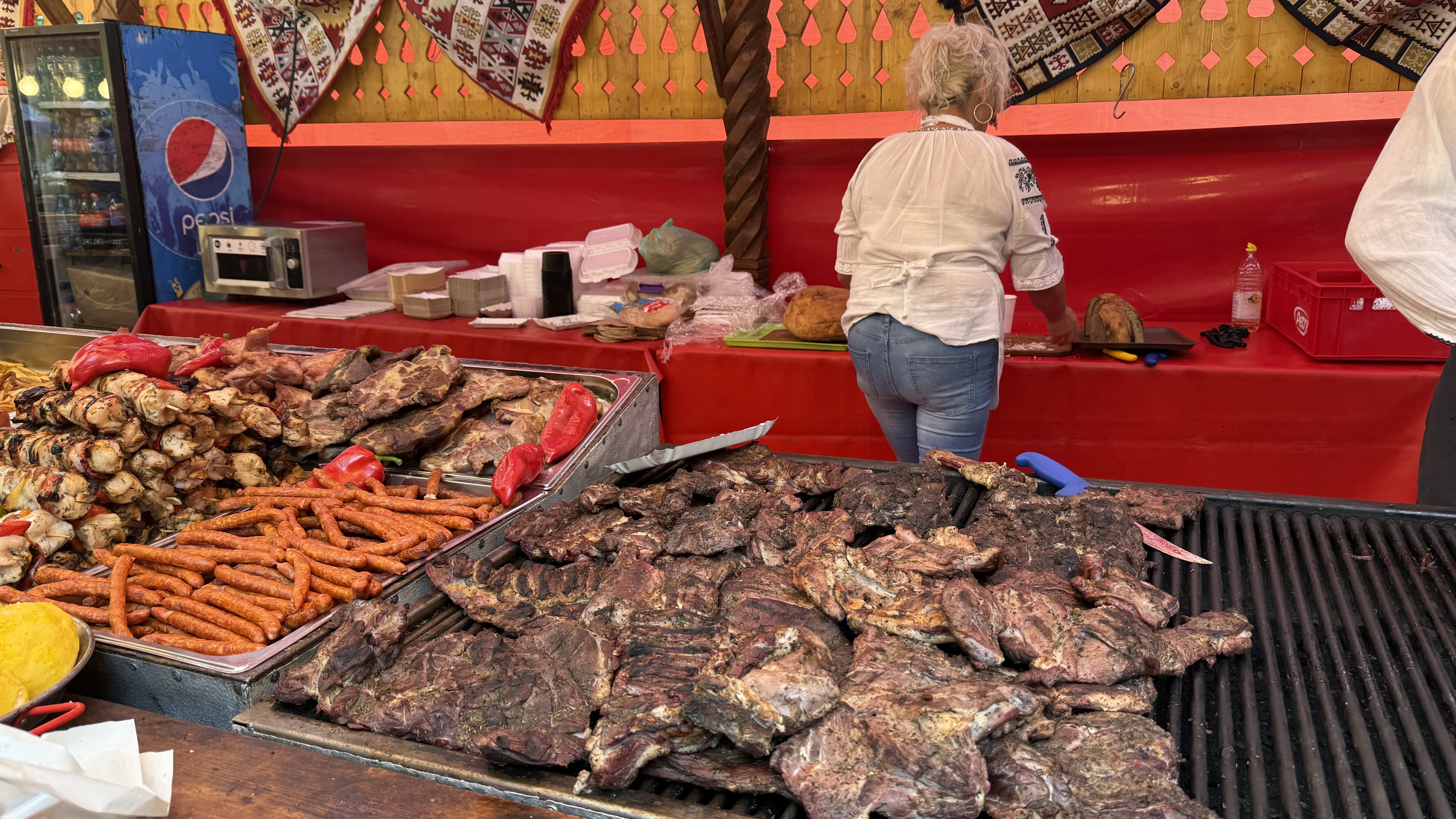 Cât costă o sută de grame de pastramă de berbecuț la un târg de toamnă? „Scumpă, dom’le! Dă-o dracului de treabă”