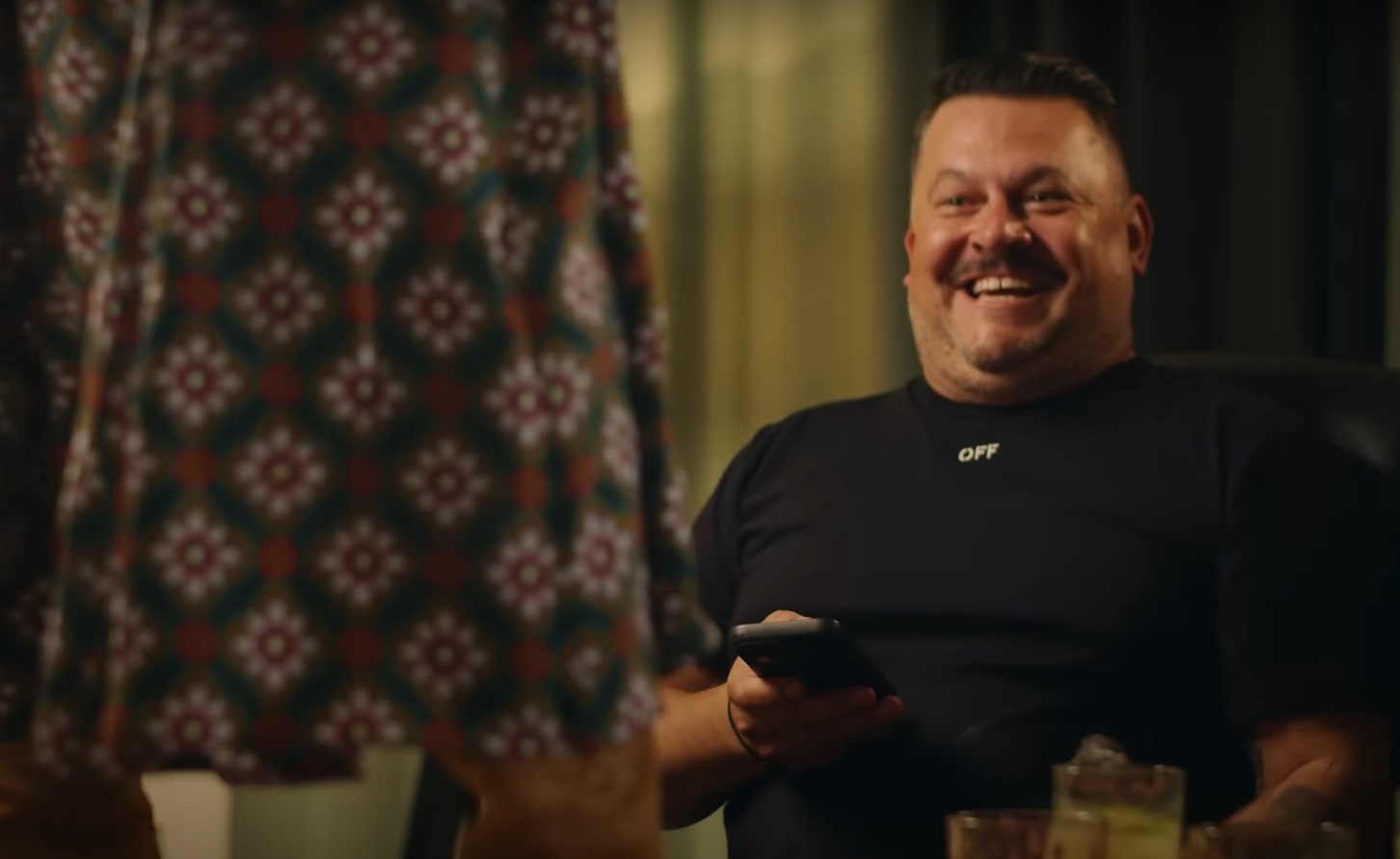 Loredana Groza a dansat pe masa lui Mihai Bobonete la podcast: „Ți-am promis, asta e! Ce nu fac pentru bani?”