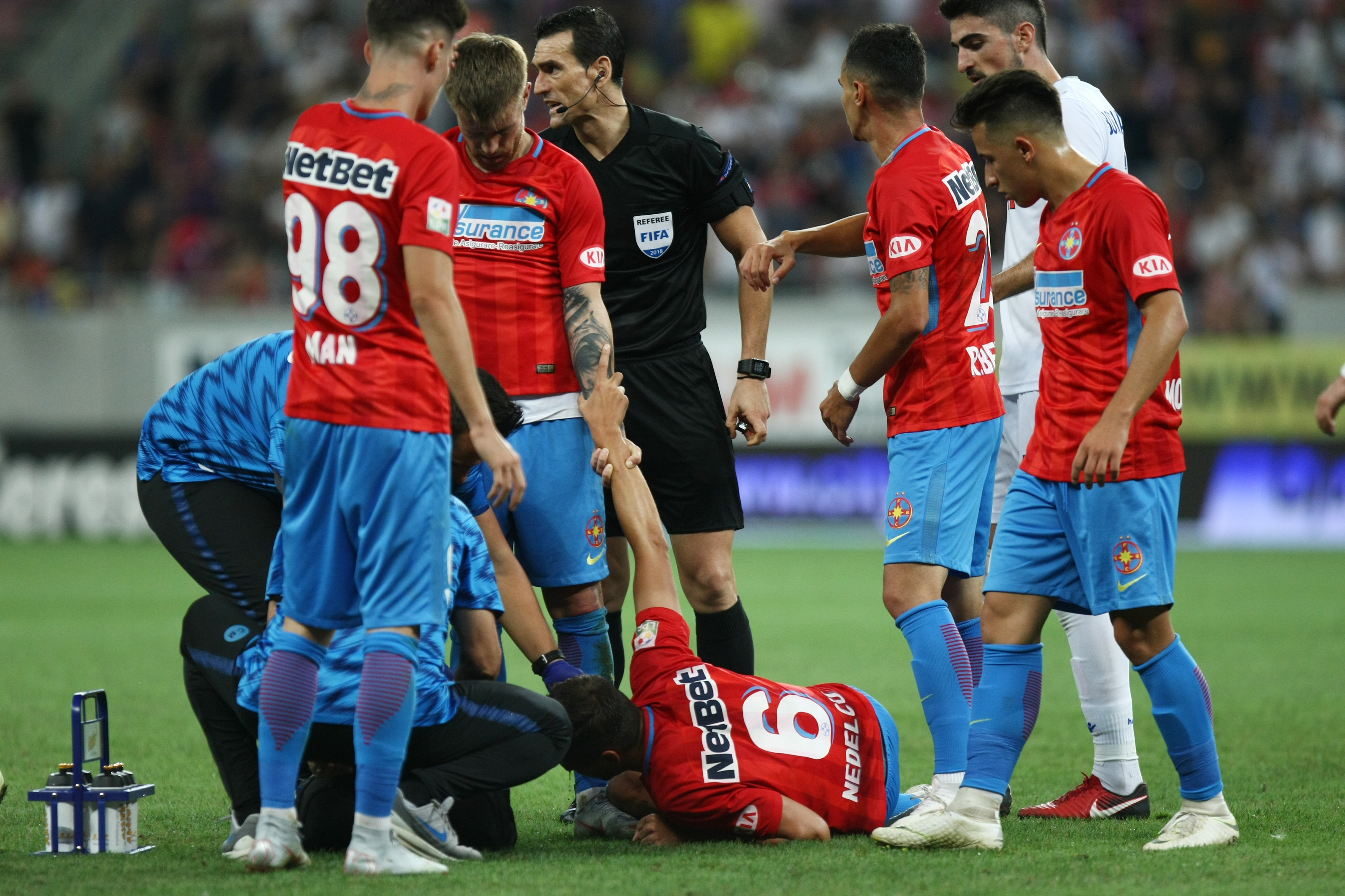 Sacrificiul lui Dragoș Nedelcu, fotbalistul FCSB care a terminat meciul cu Hajduk Split cu nasul spart de un obiect aruncat din tribune. Riscă un meci cu porțile închise! | FOTO