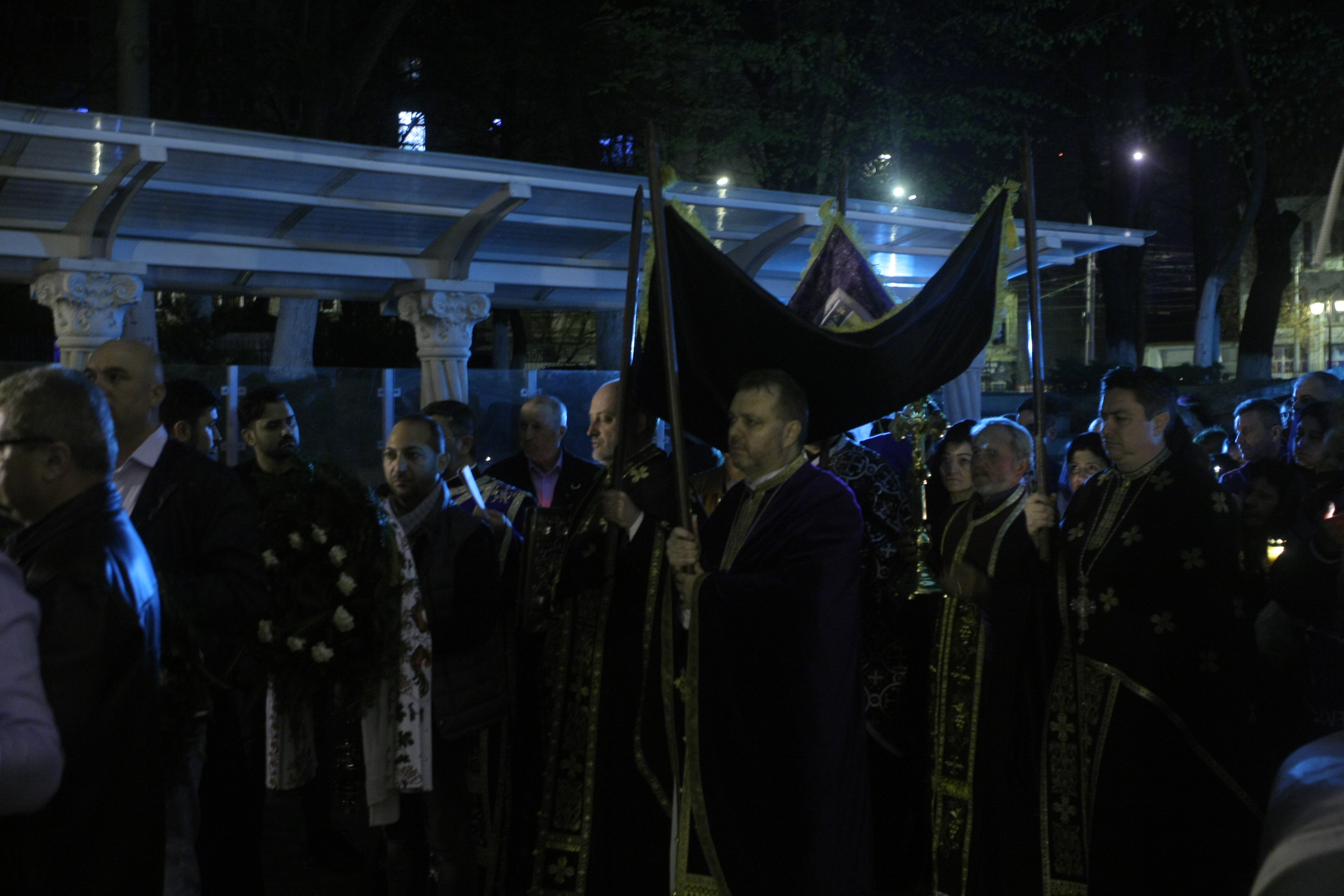 Credincioșii au participat la cântarea Deniei Prohodului la biserica Sfântul Gheorghe Nou din București GALERIE FOTO