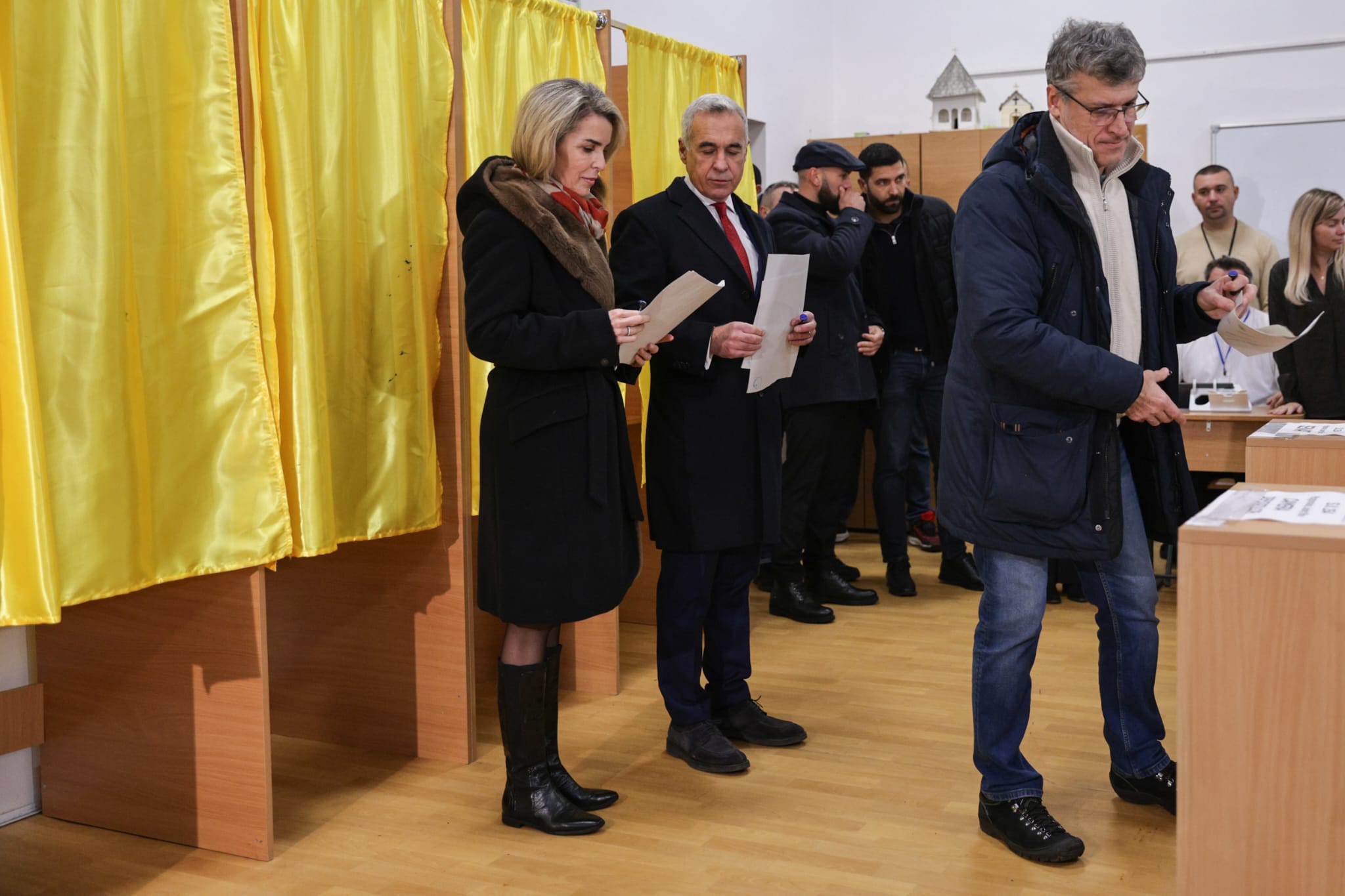 Cum a apărut Cristela Georgescu la secția de votare, la alegerile parlamentare 2024. A zâmbit încontinuu lângă Călin Georgescu