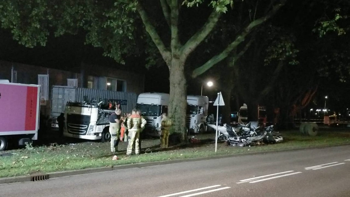 Cabina unui camion a sărit în aer într-o parcare din Olanda. Momentul exploziei a fost filmat | VIDEO