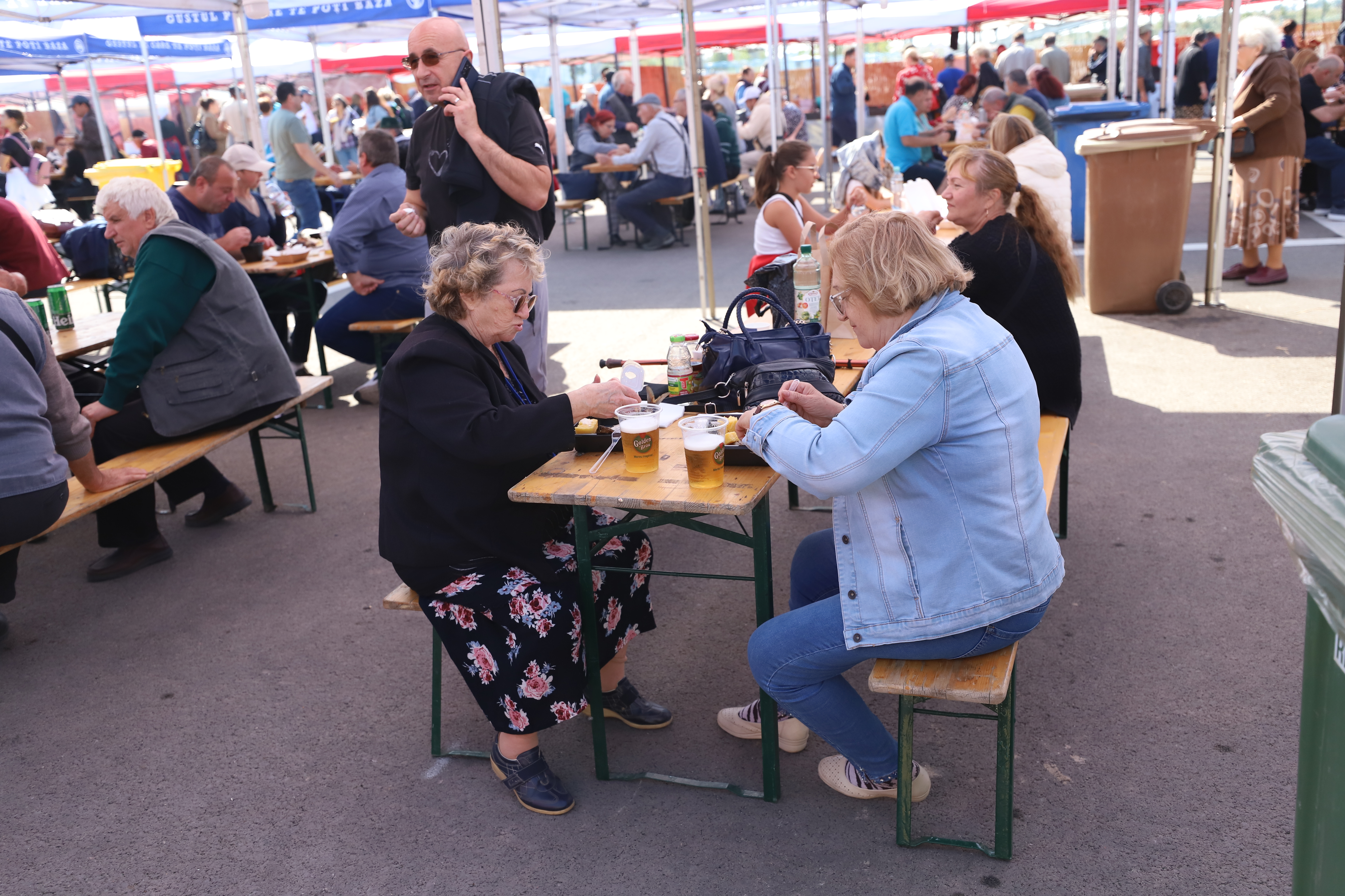 Secrete culinare de la Festivalul Borșului Lipovenesc din Jurilovca. Fără morcov, dar cu ardei și țicore de baltă: „Adevăratul gust îl dau oasele!” | FOTO REPORTAJ