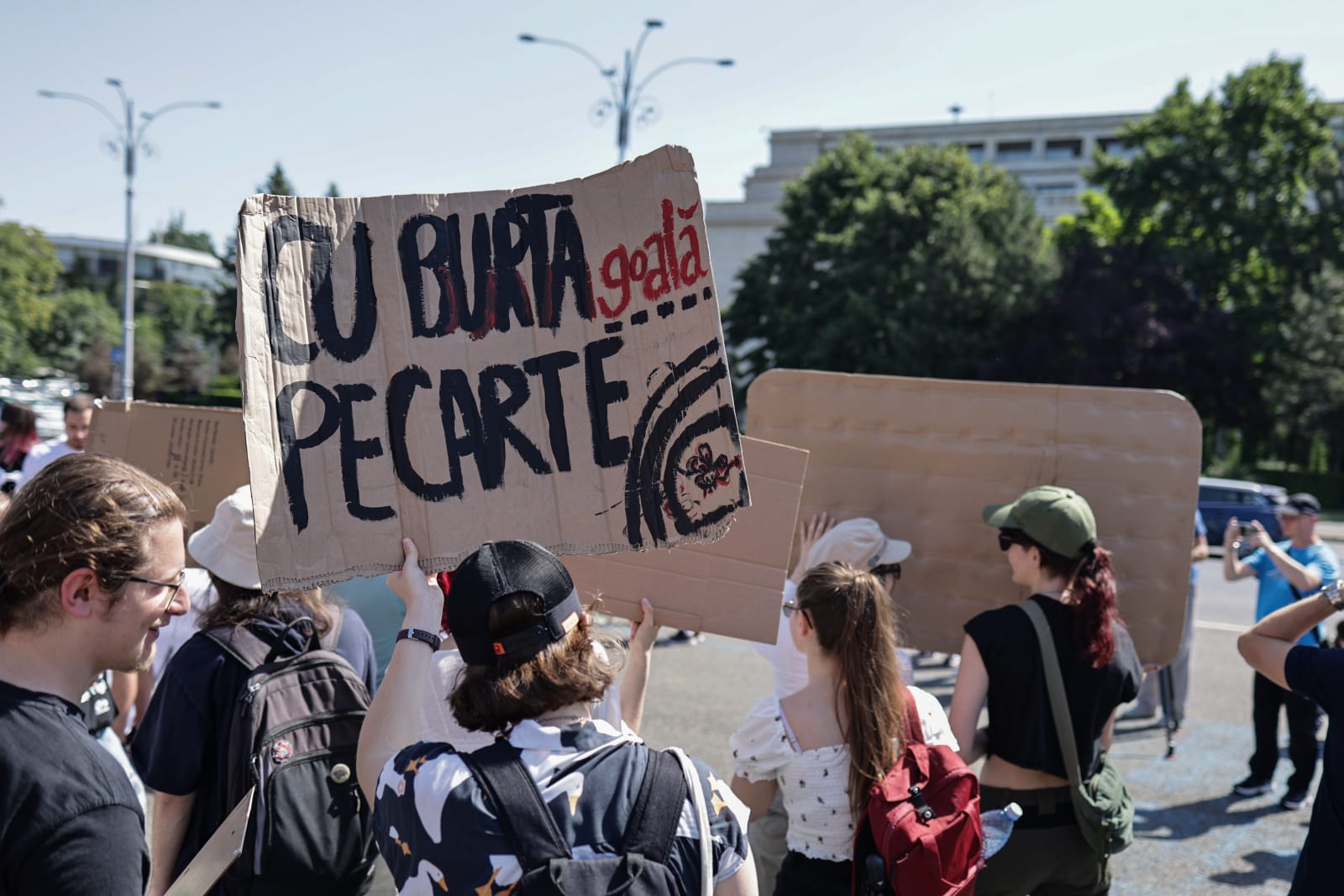 Studenții din toată țara protestează față de reducerea burselor: „Nu vă atingeți de burse!”