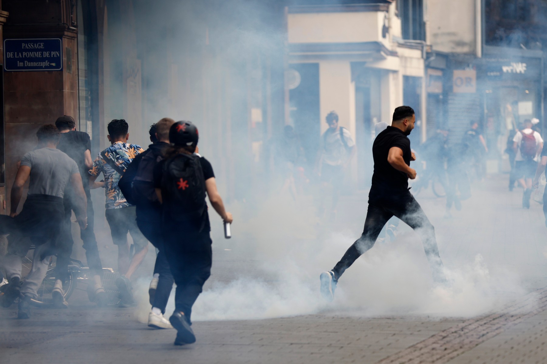 Peste 1.300 de persoane, arestate în a patra noapte de revolte în Franța. Emmanuel Macron și-a amânat vizita în Germania
