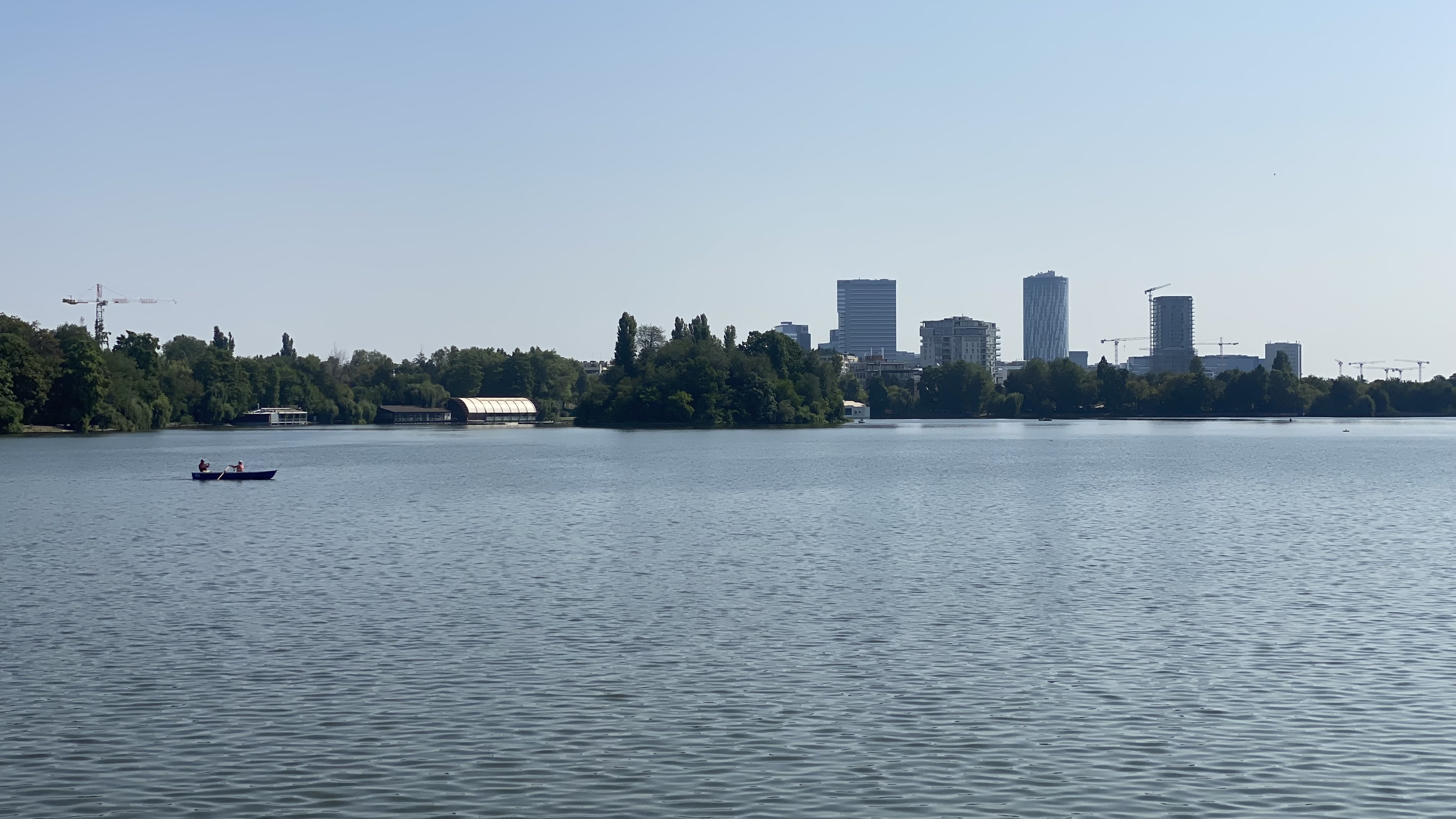 FOTO. Herăstrău, cel mai mare parc al Bucureștiului, arată mai rău ca niciodată. Trandafirii și zonele cu flori sunt istorie, clădirile pentru expoziții au fost vandalizate