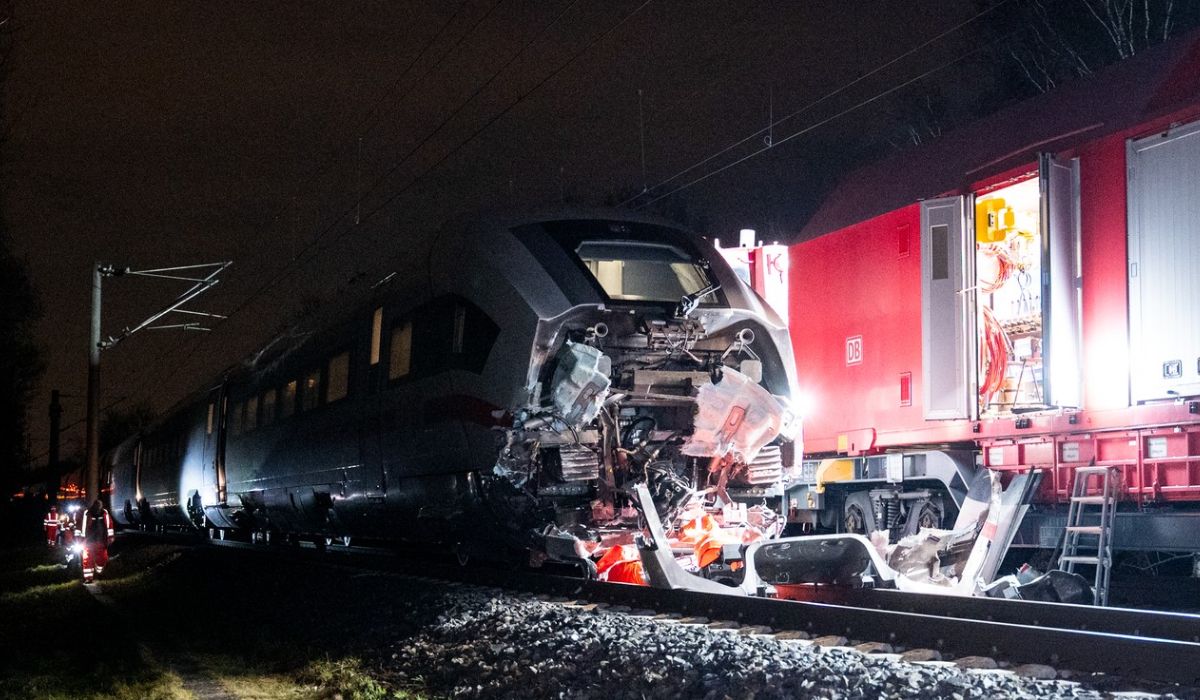 Un șofer român de TIR a sărit din cabină și a lăsat camionul pe șine, când a văzut că vine trenul, în Germania. Un mort și 25 de răniți