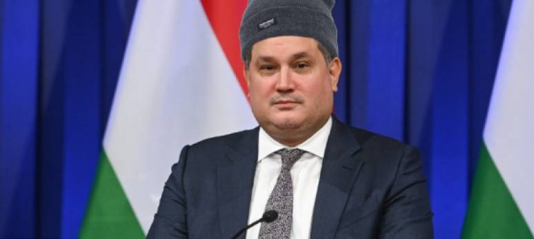 Ársapkás mém miatt rúgtak ki egy minisztériumi dolgozót - a bíróság végül neki adott igazat