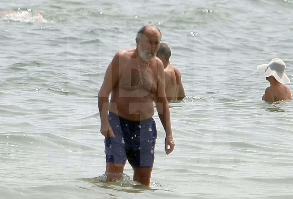Surfer-Țiri! Miliardar la apă! Fostul jucător de tenis Ion Țiriac s-a bălăcit după decenii pe litoralul românesc. Atunci, mergea la mare cu singura lui soție | FOTO