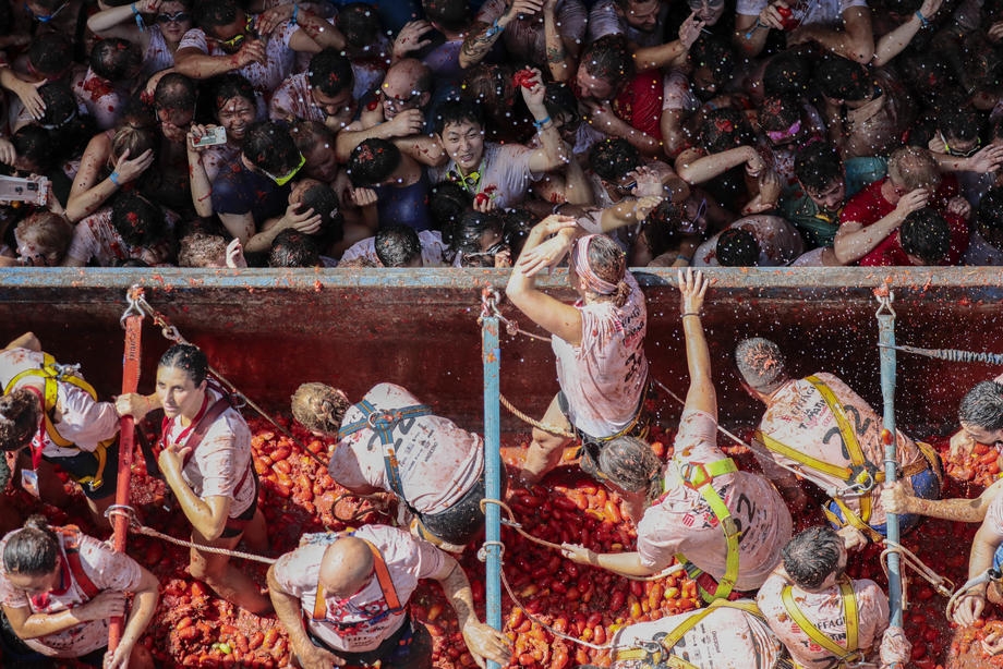 20.000 de oameni s-au bătut cu 130 de tone de roșii, la tradiționalul festival Tomatina din Spania