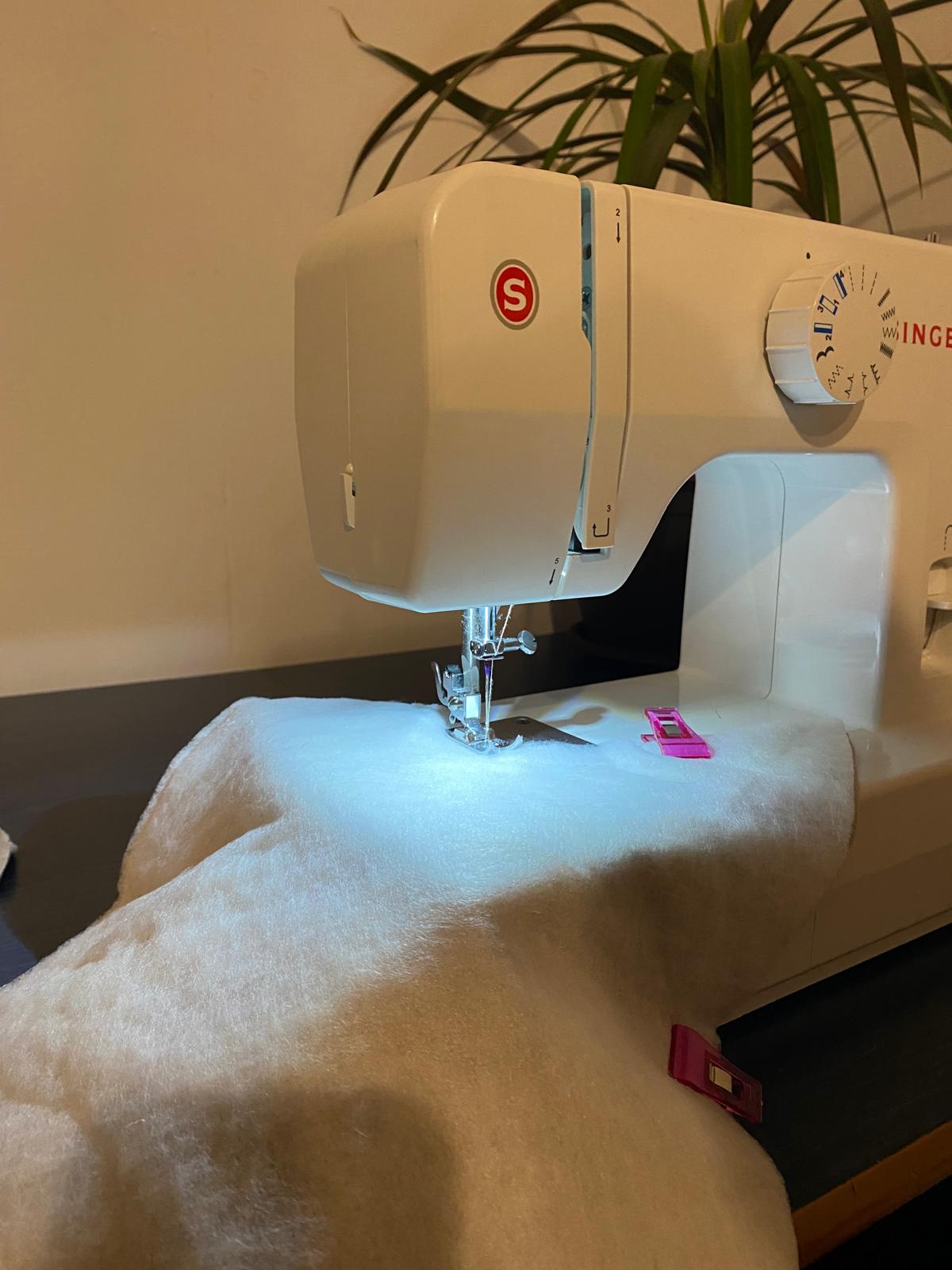 A doua viață a hainelor: cum funcționează programul Inditex și ce fac tinerii pentru a recicla. „Transform blugii uzați în accesorii: genți, gulere sau topuri”