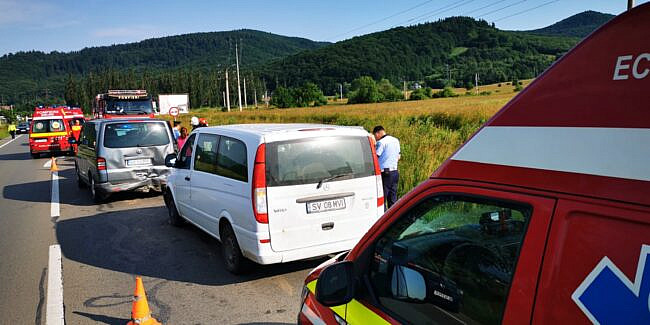 VIDEO | Accident cu două microbuze și un autoturism la Gura Humorului. A fost activat Planul Roșu de Intervenție