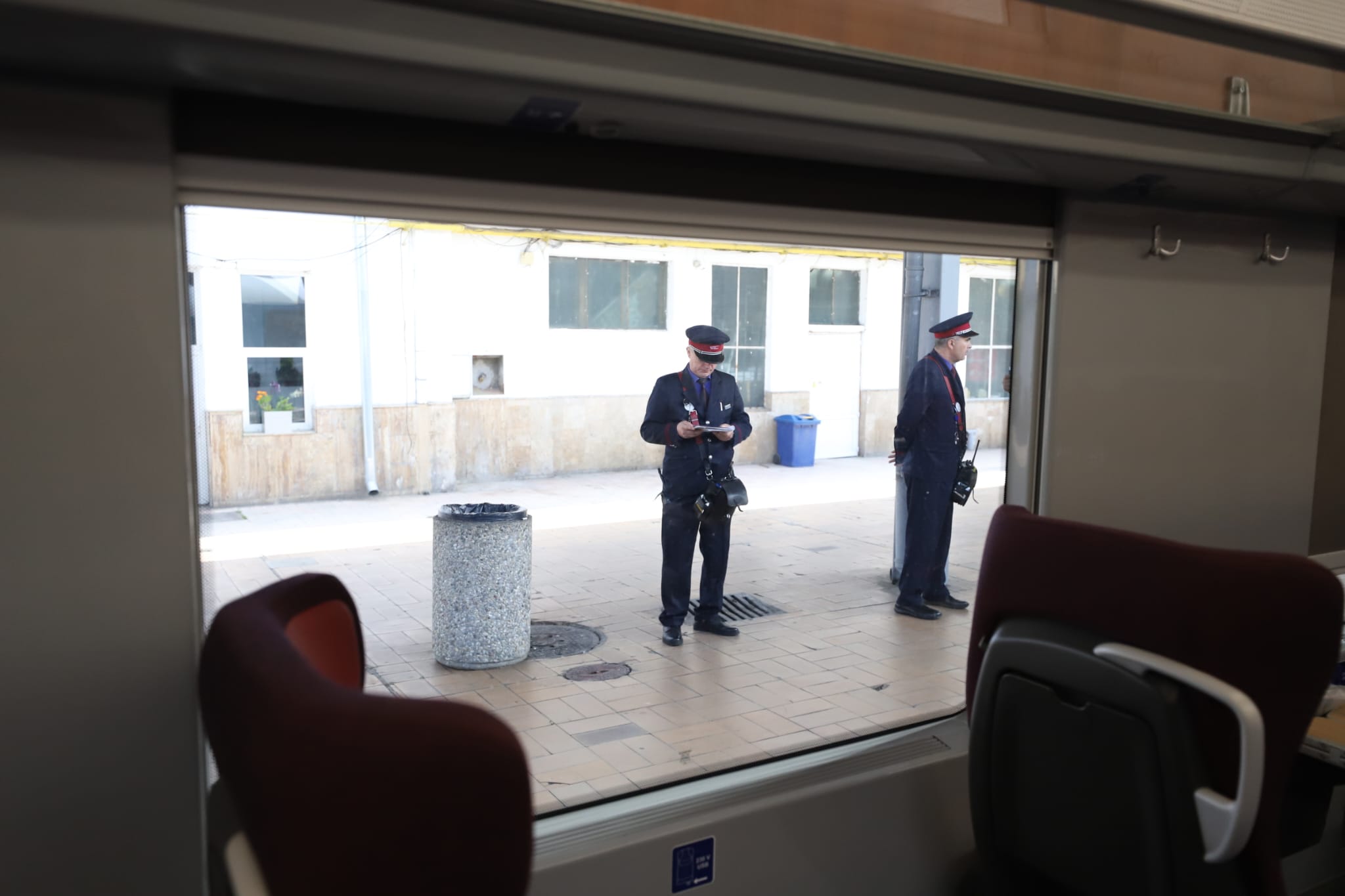 Viteză, confort și lift pentru persoane cu dizabilități. Primul tren modernizat complet circulă de astăzi pe ruta București-Constanța