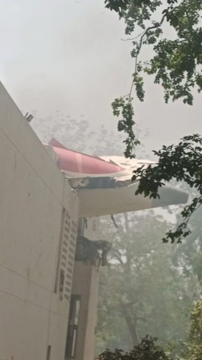 Avion cu 242 de oameni la bord prăbușit după decolare, într-o zonă rezidențială. Un bărbat a supraviețuit miraculos