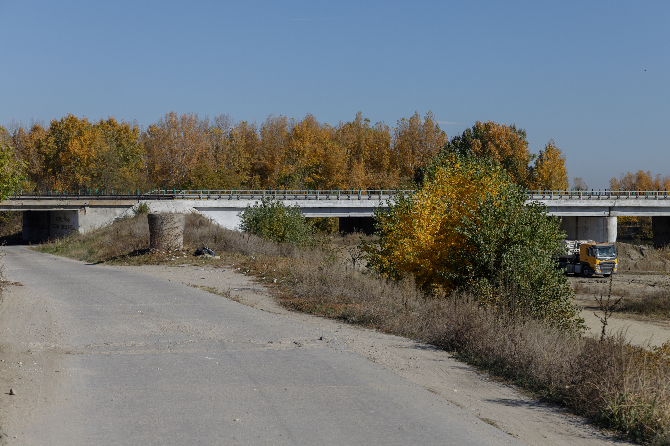 Podul de pe autostrada A1 peste care trec zilnic 40.000 de mașini arată rău: pământ surpat, structură metalică ruginită. „Necesită reabilitare, înlocuirea unor elemente”
