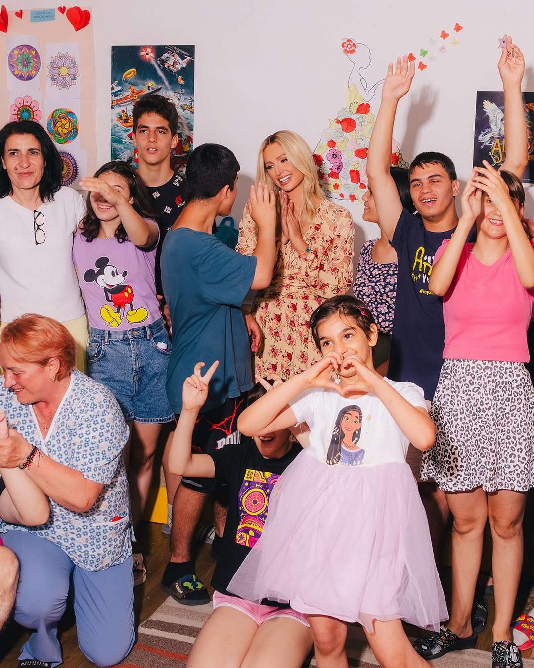 Paris Hilton a ajutat copiii nevoiași din Craiova. Primele declarații ale vedetei: „Am văzut cum arată speranța adevărată”