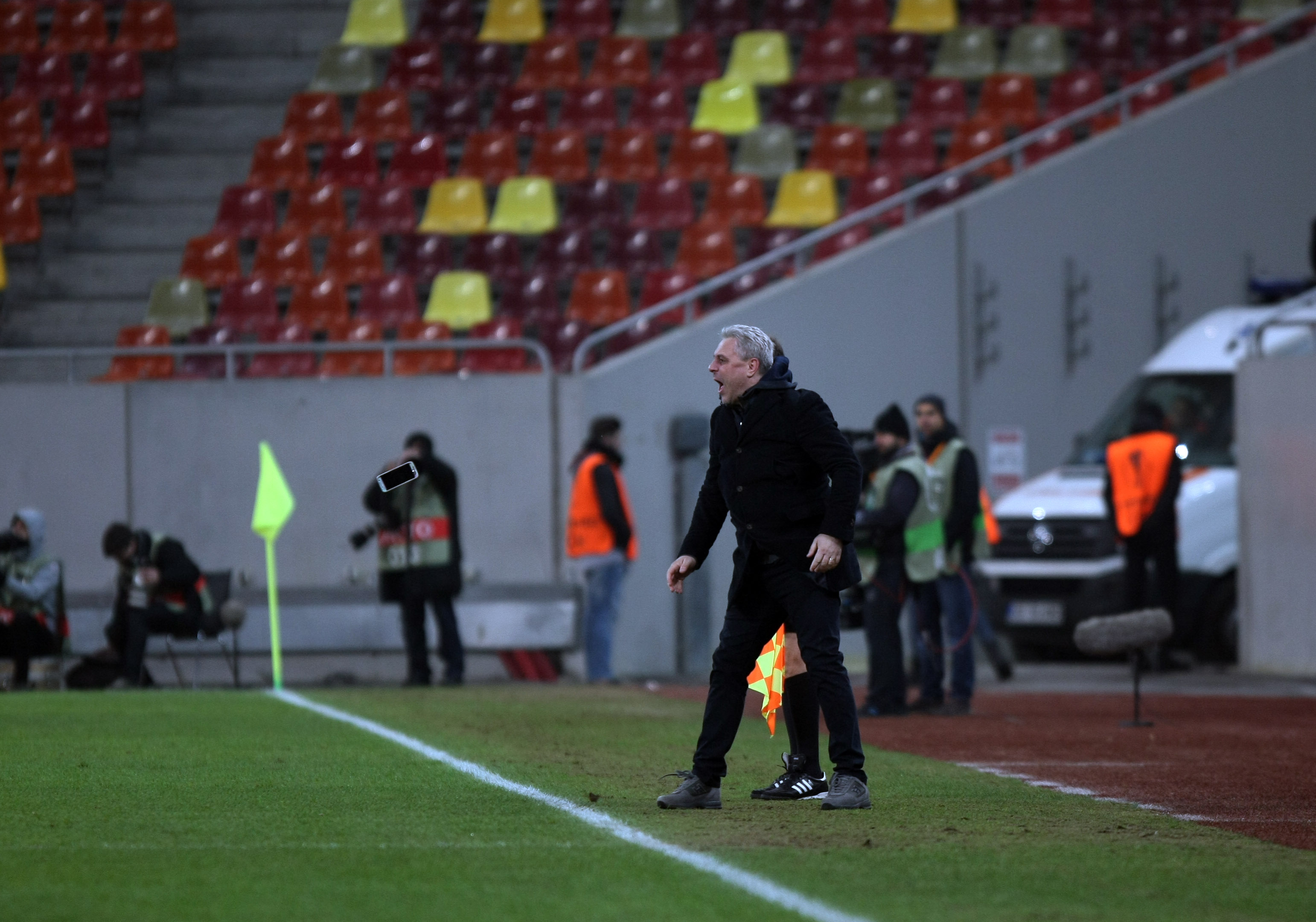 Pariorul Șumudică a stat cu telefonul în mână, la Astra - AS Roma. Aparatul i-a zburat din buzunar / GALERIE FOTO