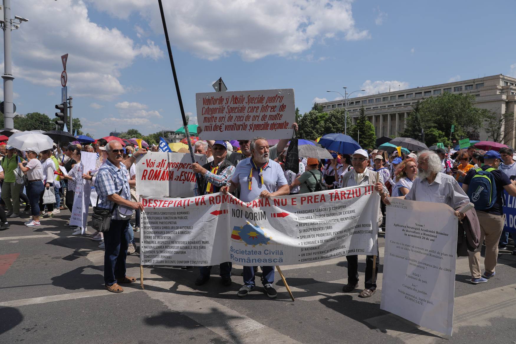 Al doilea protest major al cadrelor didactice. Ce le-a promis Iohannis sindicaliștilor, în a doua săptămână de grevă, în timp ce profesorii protestau la Palatul Cotroceni