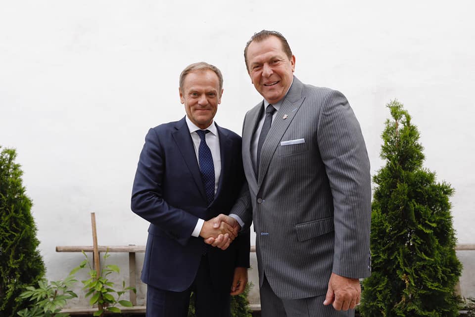 Ce cadou i-a oferit Helmuth Duckadam lui Donald Tusk. „Am vrut să i-l trimit pe al meu printr-o televiziune, dar el mi-a spus că nu”