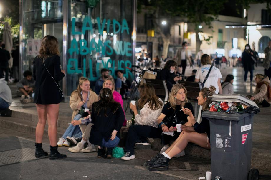 Mii de petrecăreți, goniți de poliție în Barcelona, din centru și de pe plajă, în primul weekend fără stare de urgență