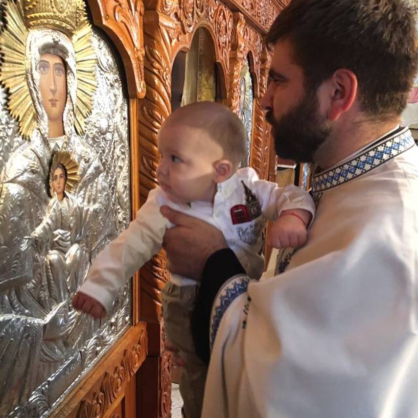 Cum a reacționat băiețelul lui Adrian Mutu când a fost scufundat în apă, la biserică. Imaginile care fac cât o mie de cuvinte | FOTO