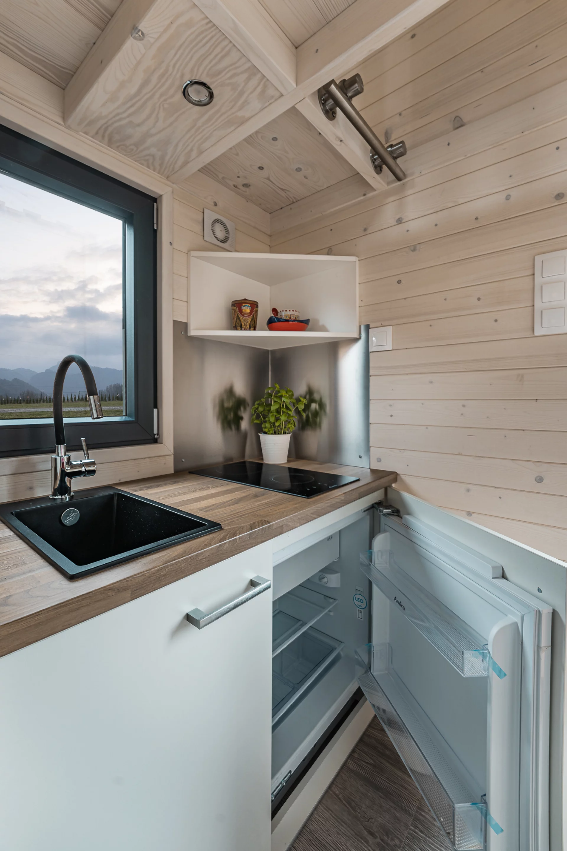 Cât costă casa de doar 10 metri pătraţi cu bucătărie, baie şi dormitor. Are două niveluri și promovează traiul minimalist