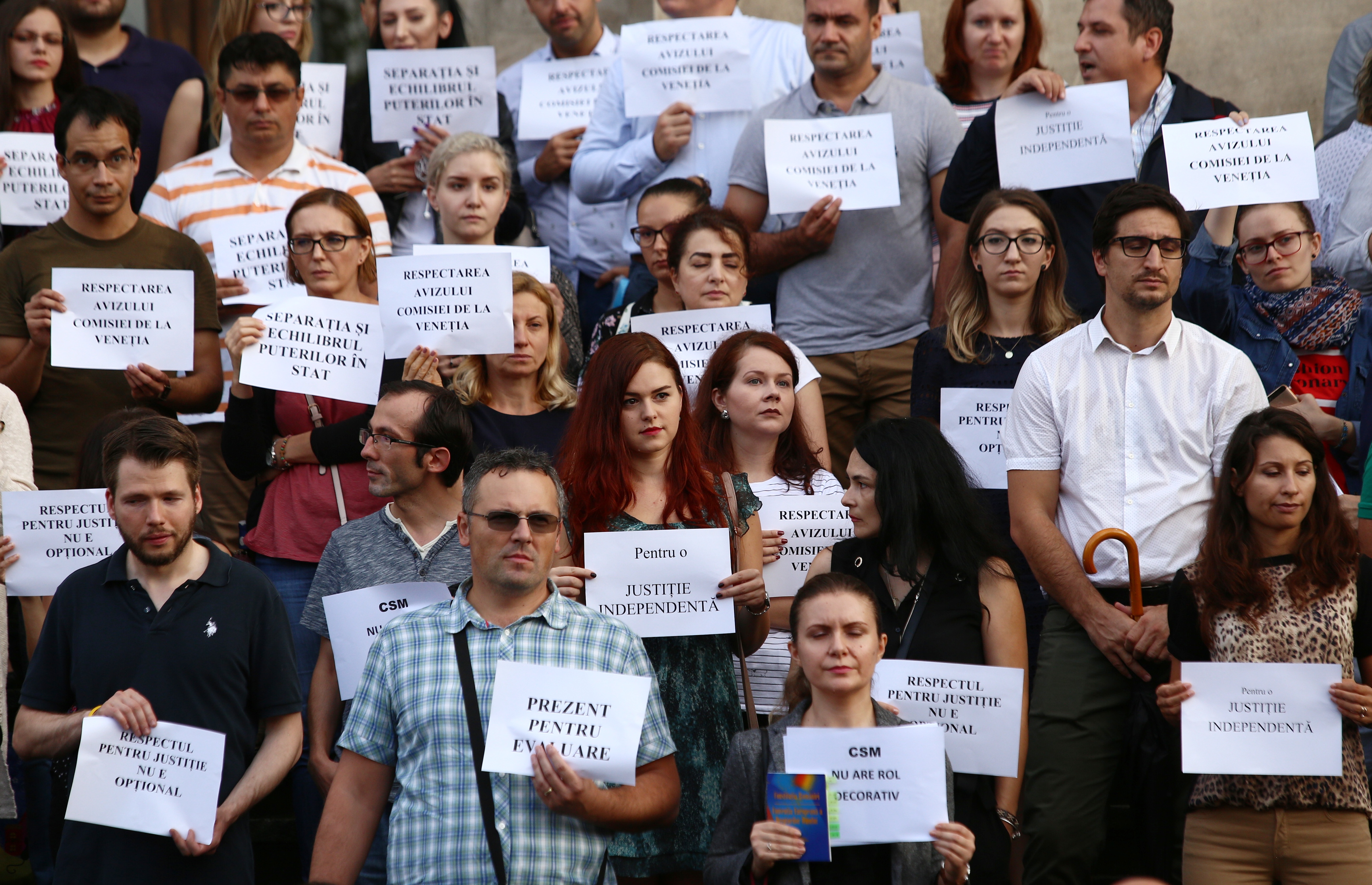 FOTO| Protestul magistraților din toată țara în fața Curții de Apel București: justiţia română este sub asalt în momentul de faţă