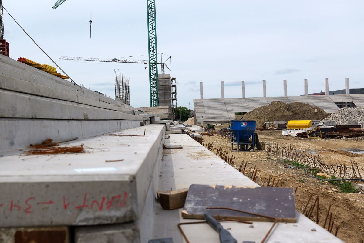În umbră, la Timișoara se ridică un stadion de 23 de milioane de euro, care ignoră austeritatea