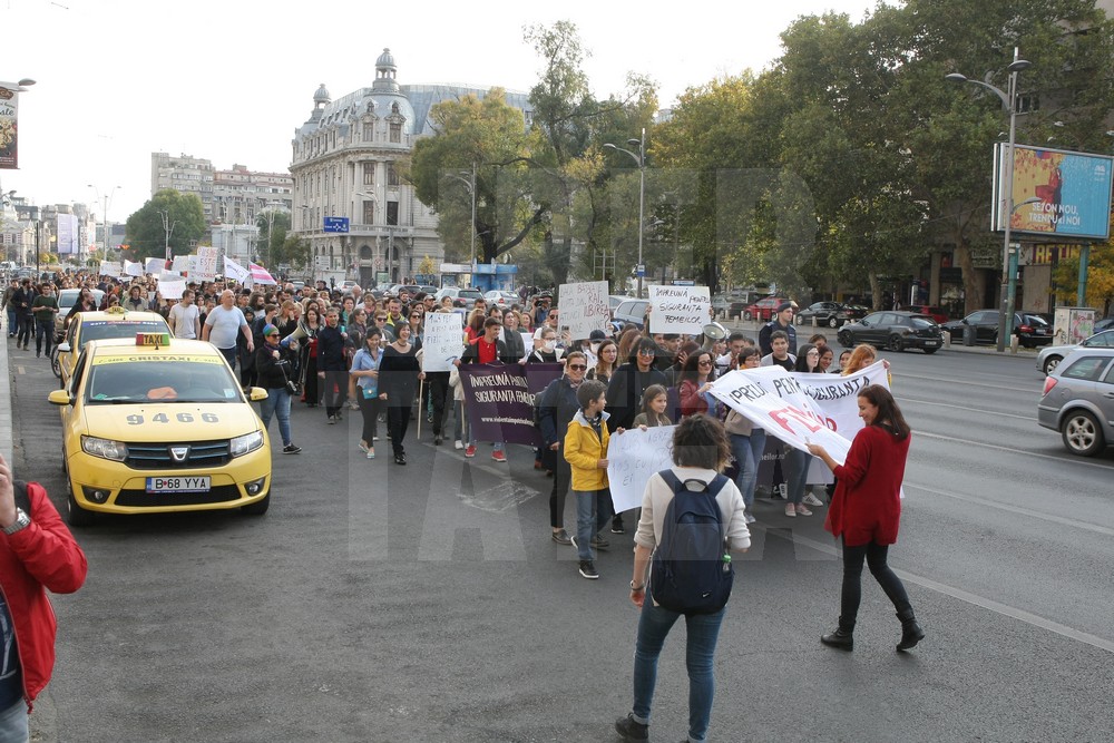 GALERIE FOTO/ Marş împotriva violenţei domestice, în Bucureşti: "Împreună pentru siguranţa femeilor"