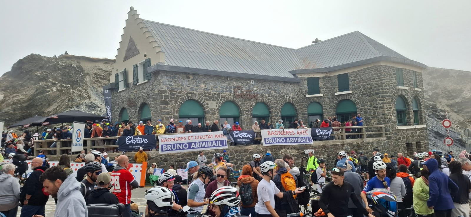 Românii care au dus tricolorul pe cățărările mitice din Turul Franței: „Ca să prindem un loc bun pe Tourmalet, ne-am sculat la 3.30”