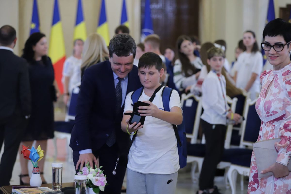 Nicuşor Dan, către copiii din diaspora: Statul ăsta român trebuie să aibă grijă de toţi românii. Se întâmplă asta în practică? Nu prea, în momentul ăsta