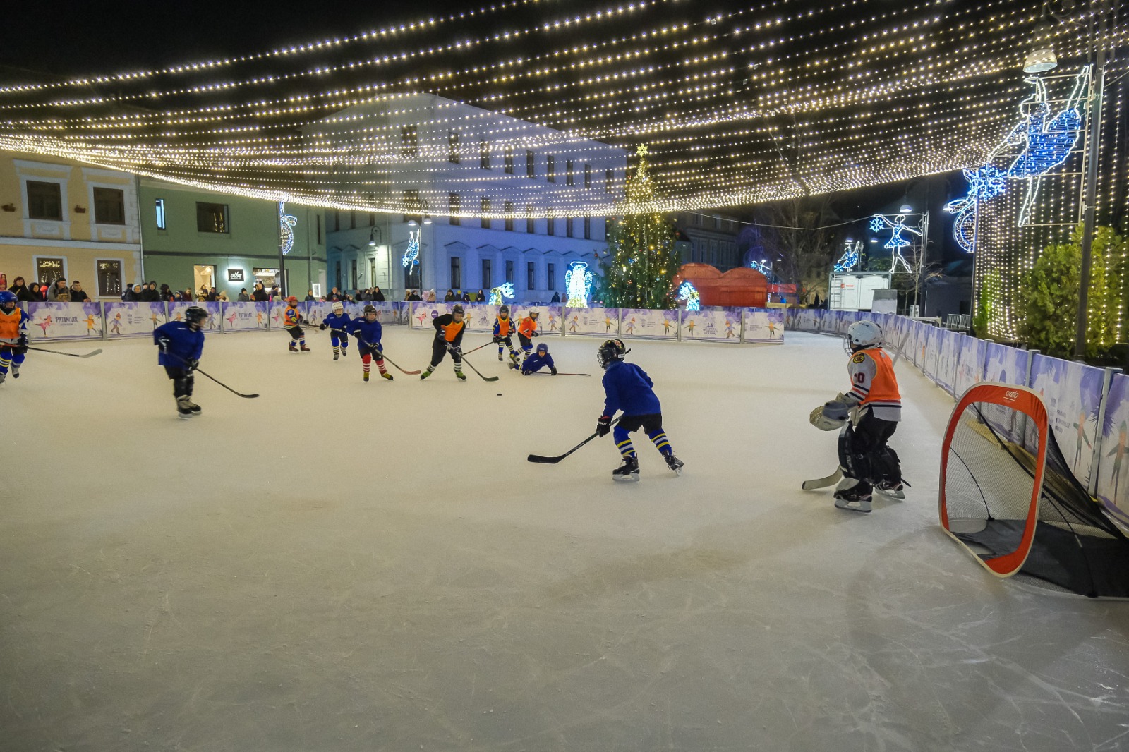 Târgul de Crăciun Brașov 2024. Căsuțe cu produse tradiționale, dar și cel mai înalt brad de Crăciun natural din România