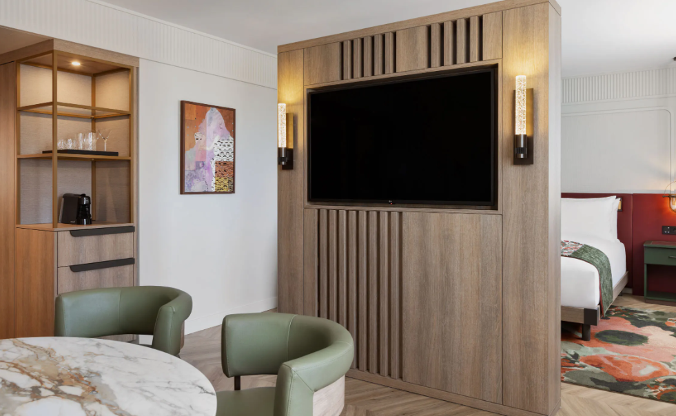 Ce se mai fură din hoteluri. Manager: „Oaspeții au luat o jumătate de vacă acasă, alt client a plecat cu televizorul”