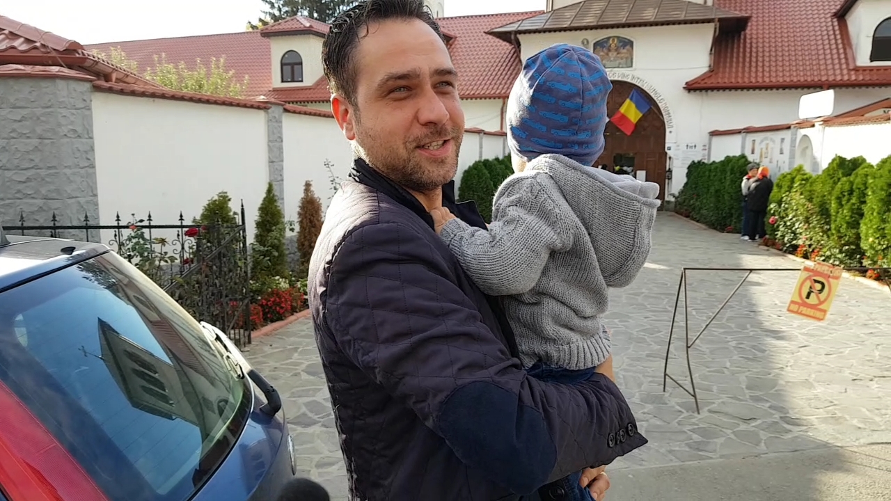 VIDEO / Reporterul Libertatea a fost duminică la Mănăstirea Ghighiu și a vorbit cu oamenii care au venit să se roage. Credincioși la slujbă, necredincioși cu referendumul!