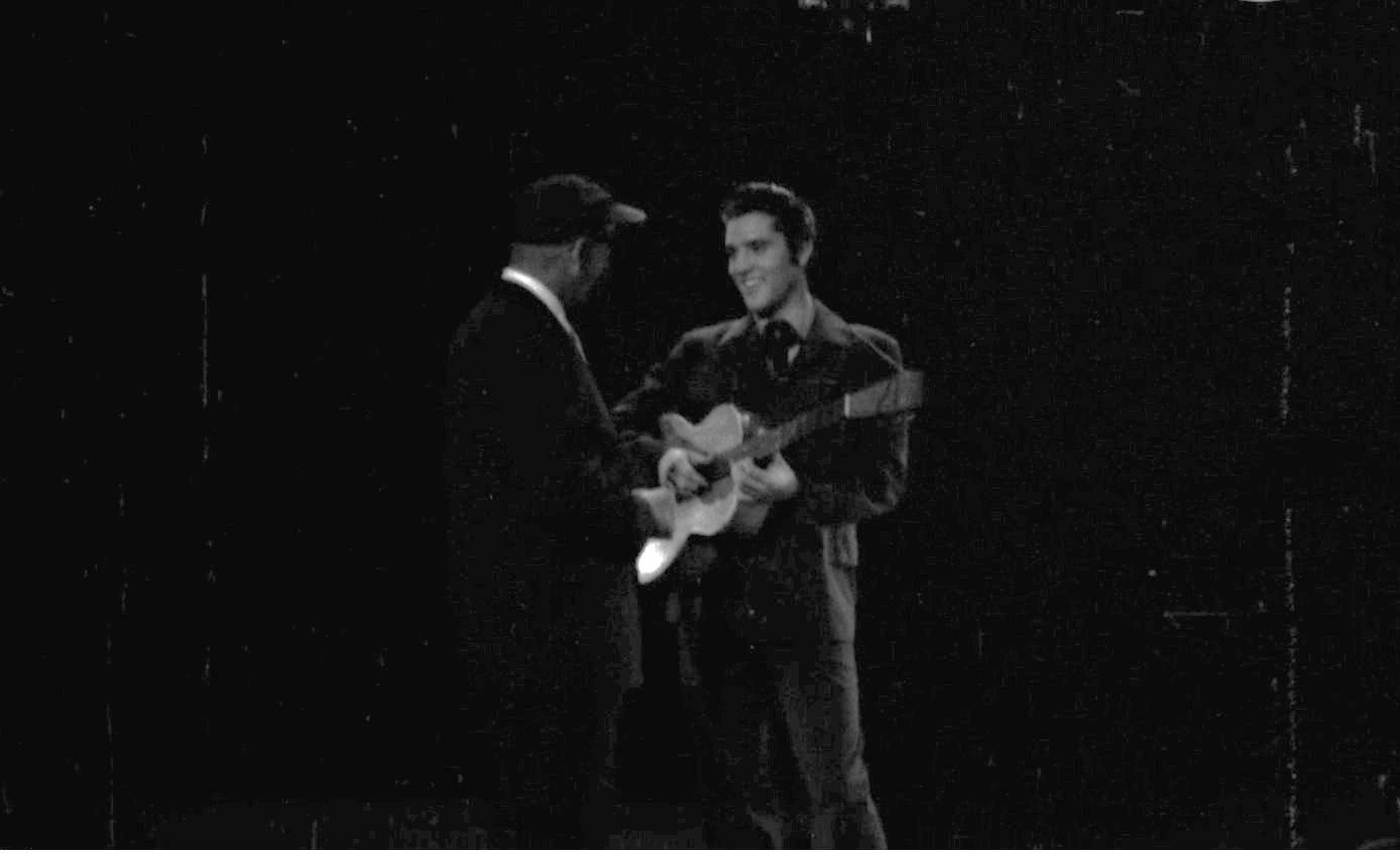 Imagini video necunoscute cu Elvis Presley, apărute după aproape 70 de ani. Filmare din 1956, când a înregistrat o melodie celebră