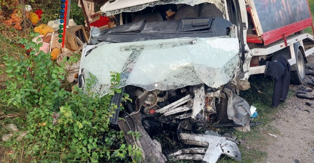 Accident grav în Dâmbovița. Un mort și patru răniți, după ce o mașină și o autoutilitară s-au ciocnit