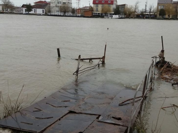 Inundații în Sulina. Dunărea s-a revărsat într-un cartier de locuințe / FOTO&VIDEO
