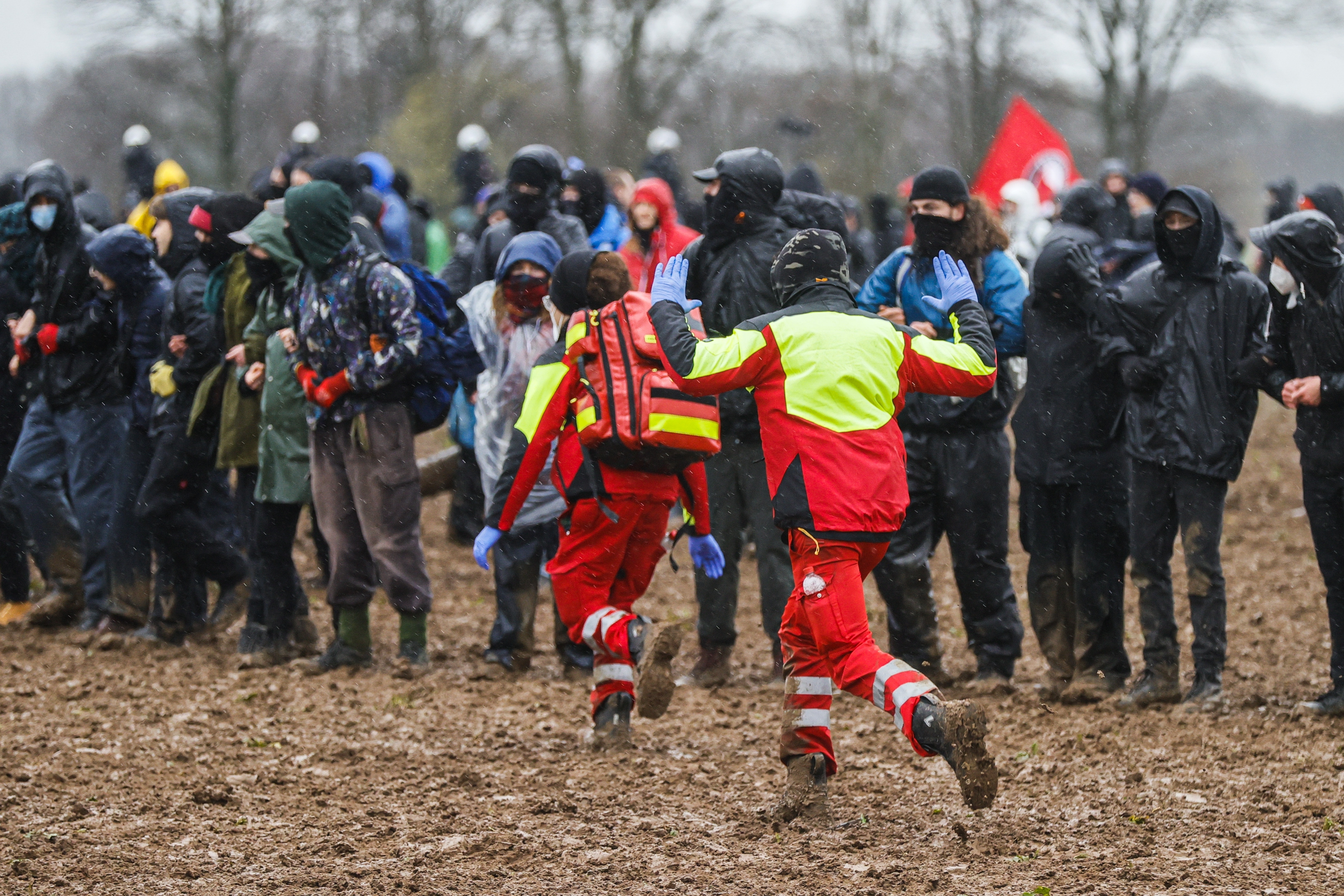 Zeci de răniți după confruntările dintre activiștii climatici conduși de Greta Thunberg și poliție, în Germania