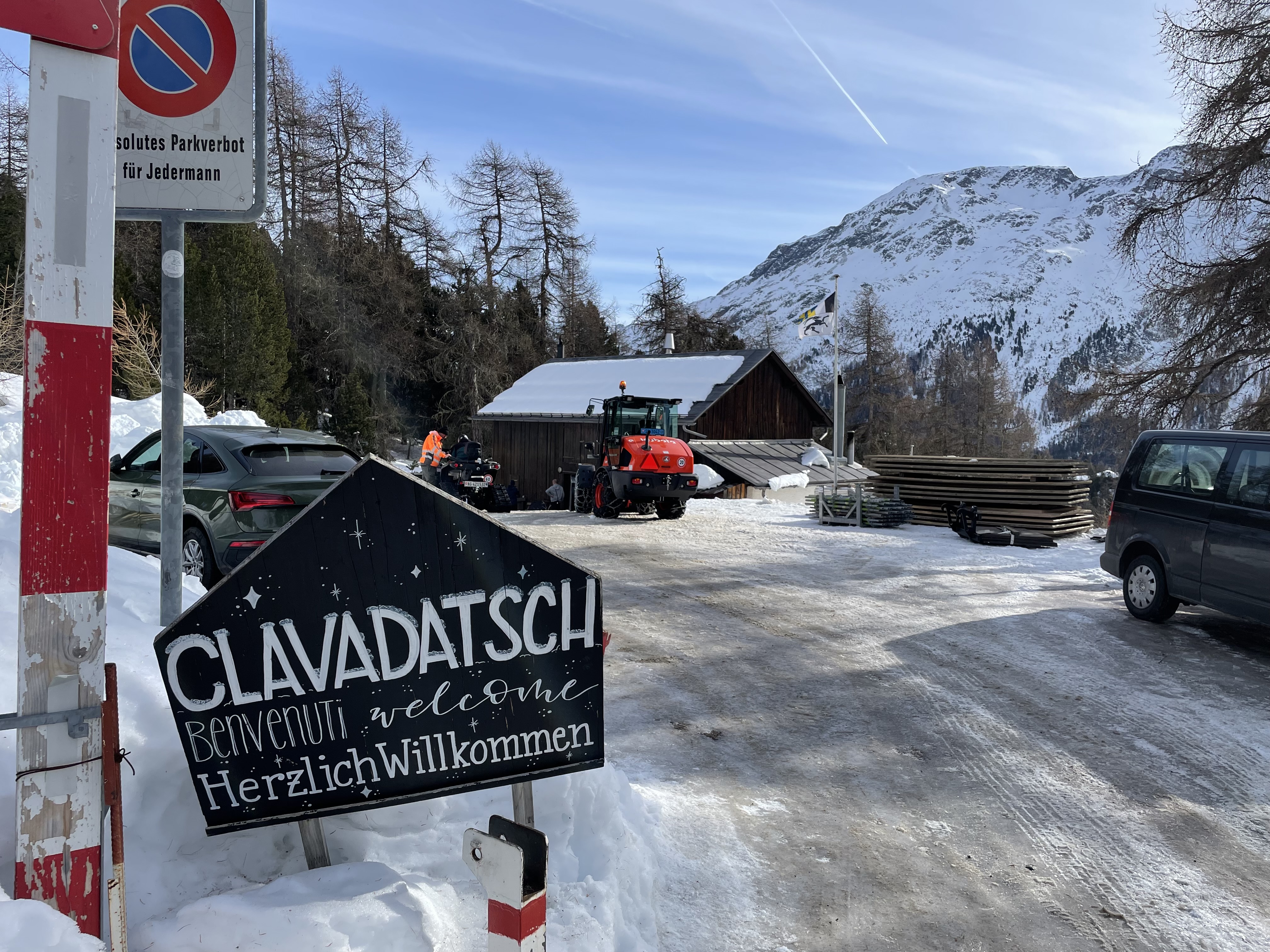 Prezentare de modă exclusivistă în mijlocul unei păduri, la St. Moritz. Organizațiile de mediu se tem că vor fi tăiați copacii. Cine este organizatorul