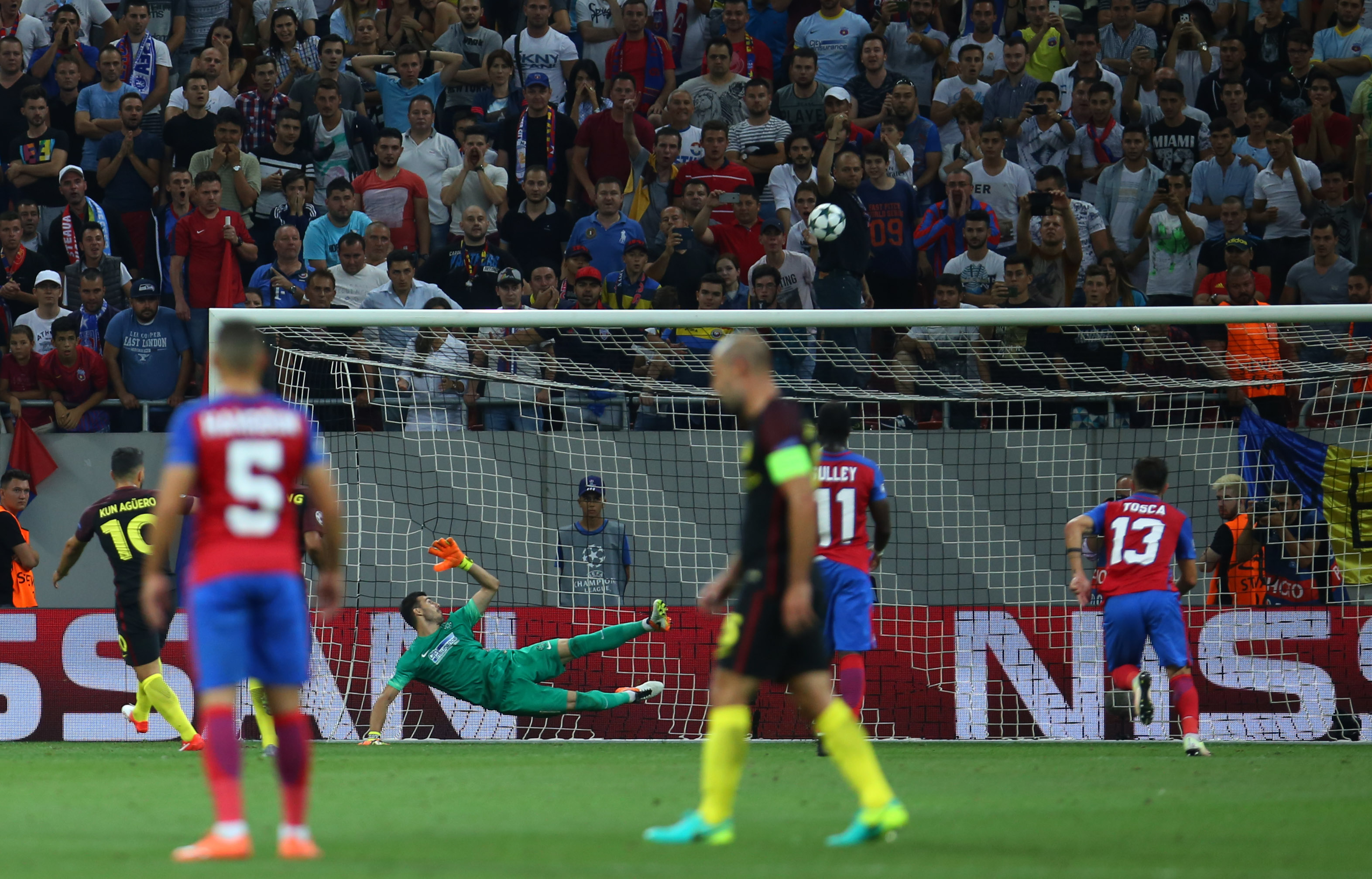 Steaua  - Manchester City 0-5. Liga Campionilor, play-off, prima manșă. Steaua, batjocorită de ”cetățeni” și de dinamoviști! / LIVE BLOG