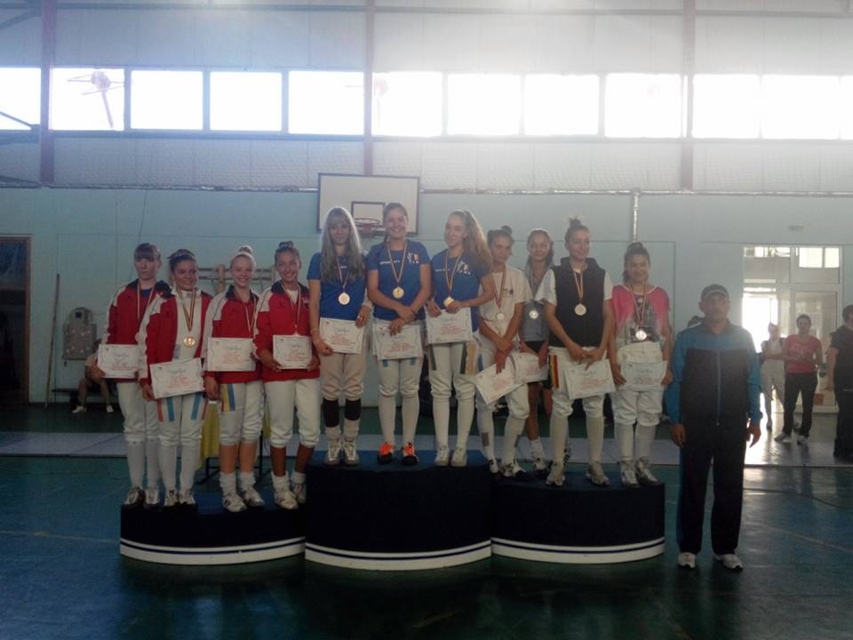 FOTO / CS Dinamo a câștigat CN de spadă pentru juniori, proba feminină pe echipe