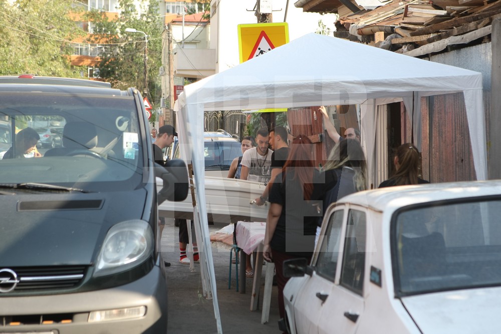 Hăinuțe de prințesă și patru sicrie albe, la morgă. Alexandra Braunstein și fetițele ei merg acasă pentru ultima dată / GALERIE FOTO